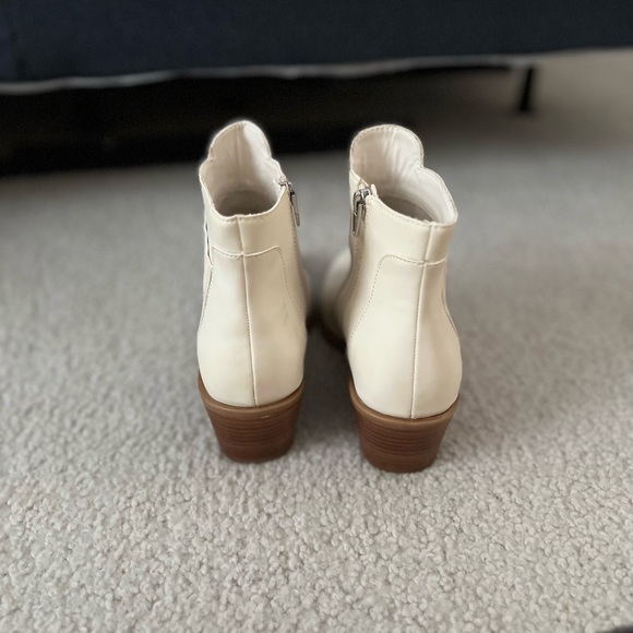 Dolce Vita White Leather Salome Booties - Picture 4 of 6